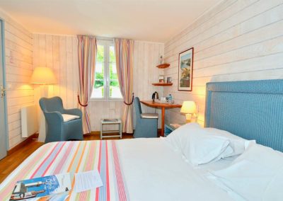 Chambre avec un lit double