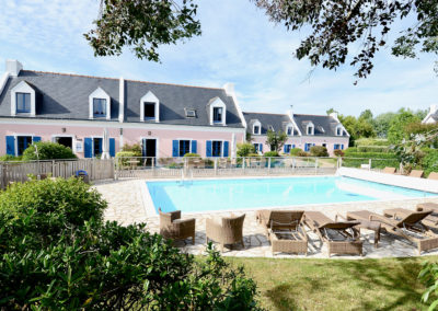 Piscine avec des transats