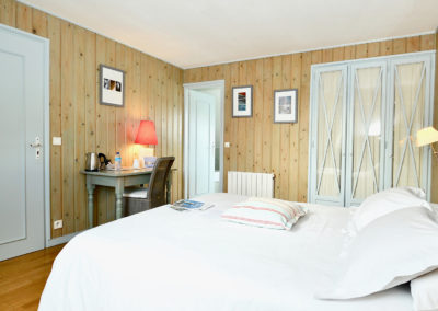 Chambre cosy avec un lit double et un petit bureau