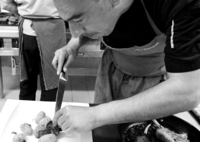 Chef Pacome dans la cuisine de l'hôtel