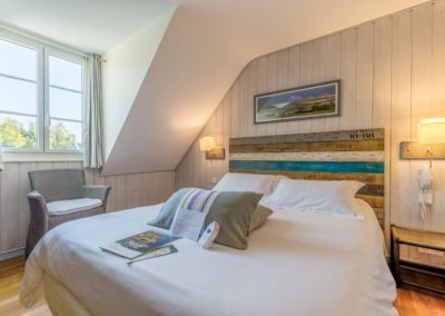 Chambre avec un lit double