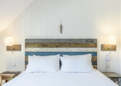 Chambre avec un lit double