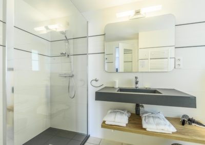 Salle de bain avec une douche