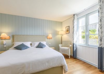 Chambre avec un lit double