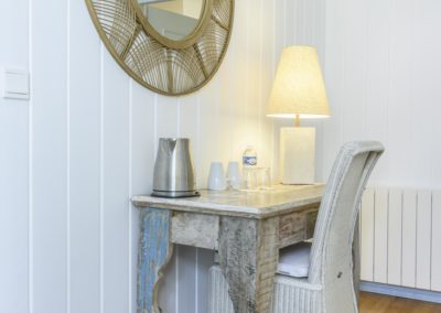 Petit bureau dans une chambre double