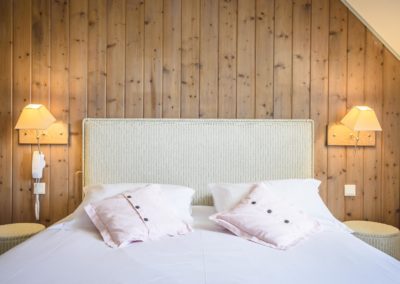 Chambre avec un lit double
