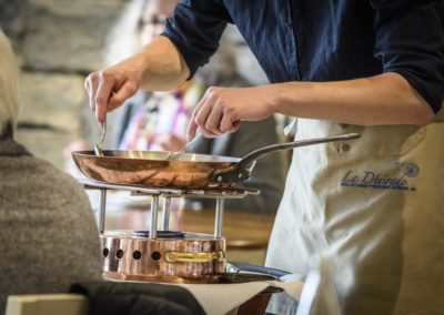 Homme en train de cuisiner devant les clients
