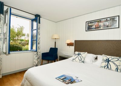 Chambre avec un lit double